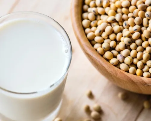verre de lait de soya avec graines de soya