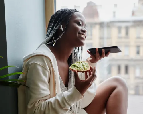 Femme mangeant une toast à l'avocat - Woman eating avocado toast