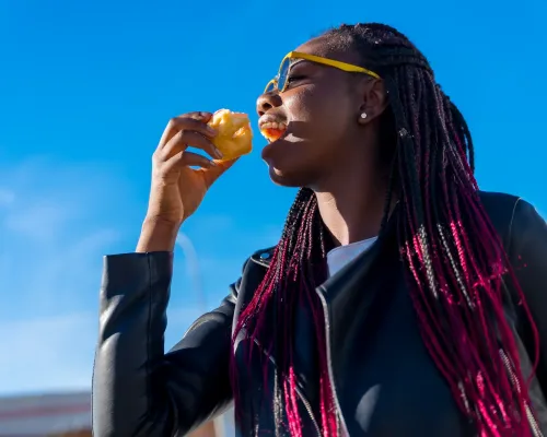 Woman eating a snack - Femme mangeant une collation