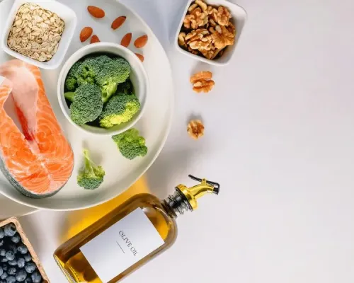 un assortiment d'aliments comprenant du saumon, du brocoli, des noix, des myrtilles, des noix et de l'huile d'olive