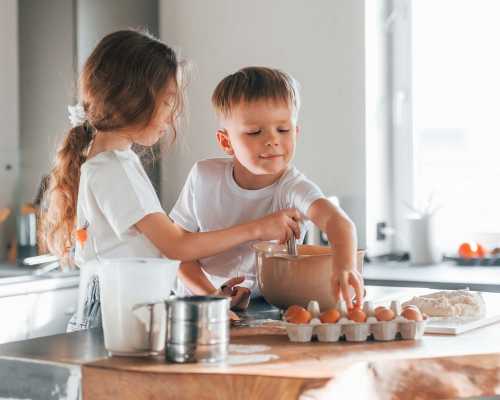 Enfants cuisinant biscuits - Children baking cookies