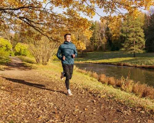 Homme courant sur un sentier d'automne - Man jogging on a leafy autumn trail