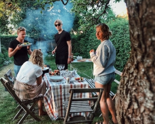 Gens à un barbecue