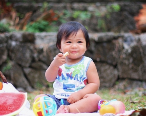 enfant qui mange lors d'un picnic