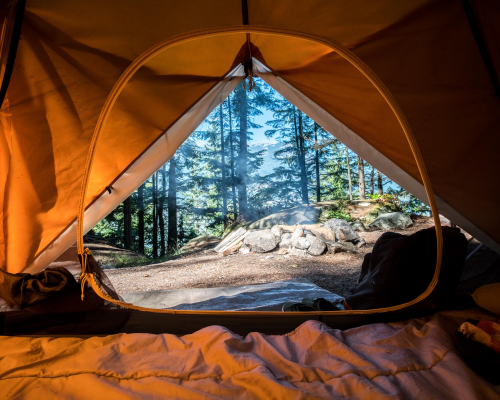 Tente de camping avec vue sur la forêt