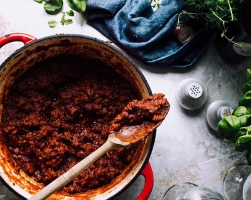 chili dans un chaudron rouge