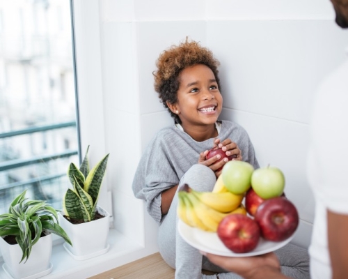 Enfant recevant une collation saine