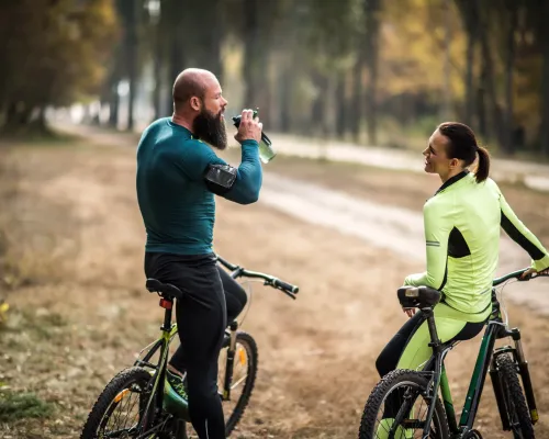Couple de cyclistes qui mangent - Couple of cyclist eating a snack