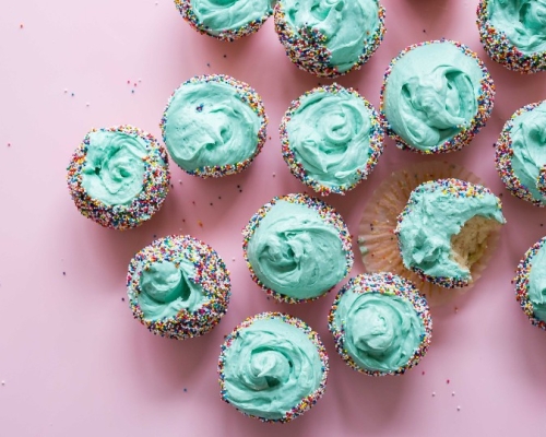 cupcakes turquoises avec confettis 