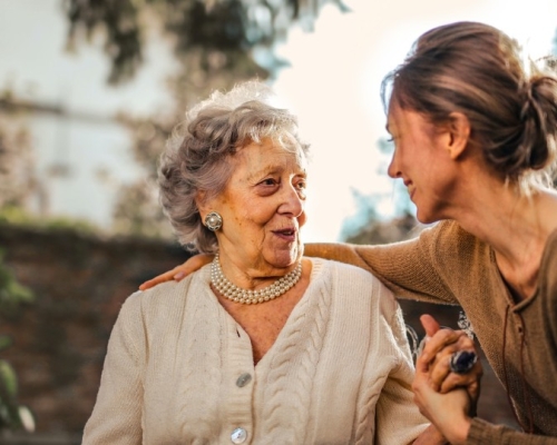 une dame vivant sa retraite en santé 