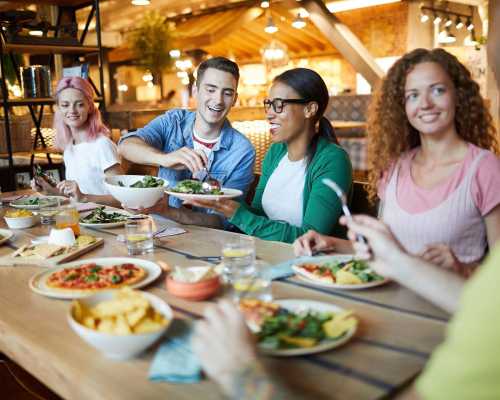 Amis qui mangent au restaurant café - Friends eating at the restaurant café