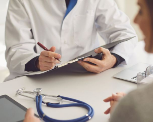 Mains d'un médecin sur un clavier d'ordinateur