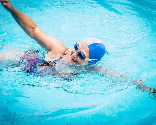 Femme agée nageant dans une piscine - Elderly woman swimming in a pool