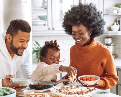 famille qui cuisine