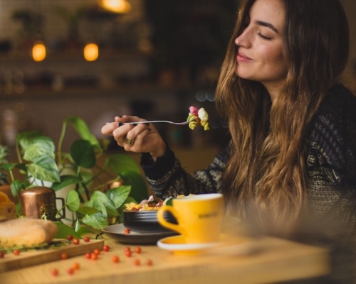 femme qui mange des légumes 