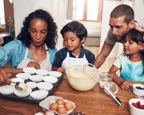 Famille cuisinant des pâtisseries - Family baking