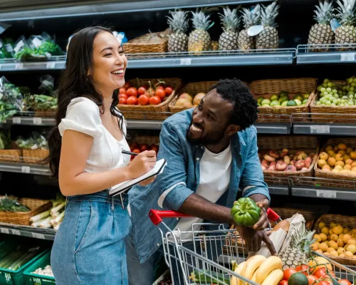 Couple at the grocery store - Couple à l'épicerie