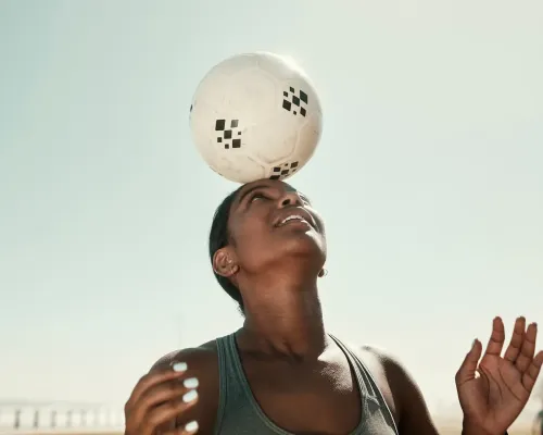 Femme avec ballon de soccer sur sa tête - Woman balancing a soccer ball on her head