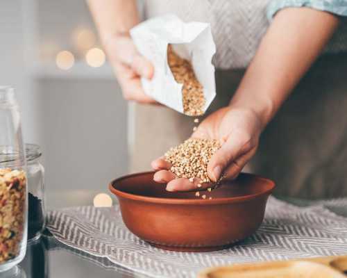 Main rinçant des grains entiers - Hand rinsing whole grains