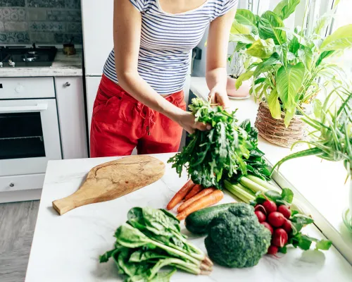 Femme avec légumes du jardin sur une table - Woman with garden vegetables on table