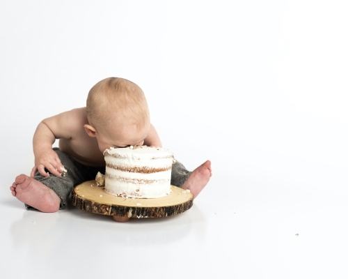 bébé qui mange du gâteau