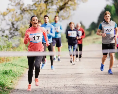 Groupe de personnes qui courent - Group of people running