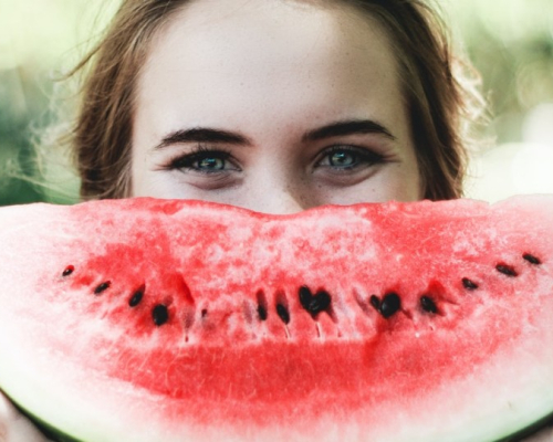 Melon d'eau qui remplace le sourire d'une femme