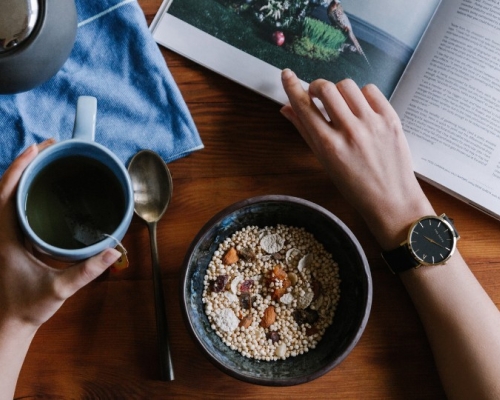 déjeuner thé main avec une montre et livre