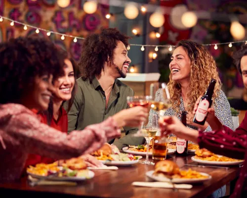 Group of friends enjoying night out - Amis autour d'un souper faisant un toast