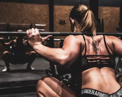 femme qui lève des poids au gymnase