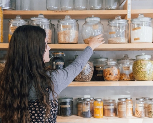 pots d'ingrédients secs dans un garde-manger 