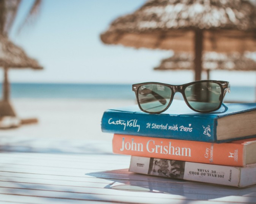 Pile de livres avec vue sur la mer 