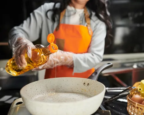 Pouring oil in saucepan - Verser huile dans une poêle
