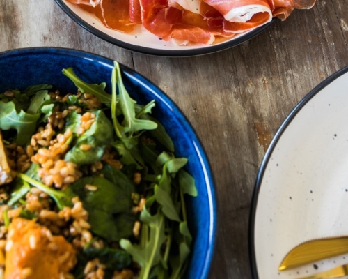 Salade de roquette et prosciutto sur une table