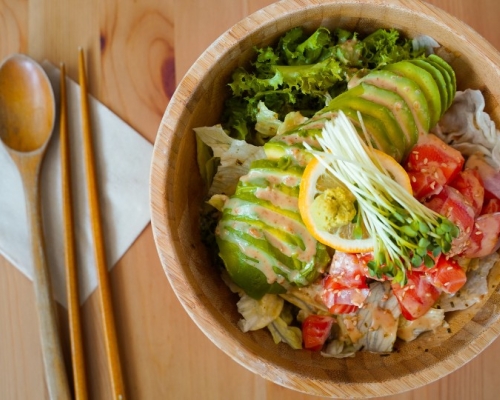 bol de salade avec ustensils