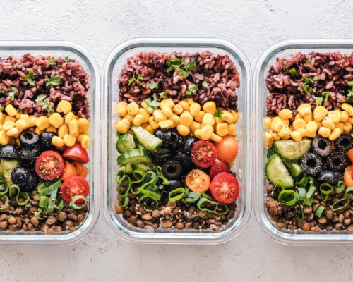 Trois contenants de salades préparés à l'avance