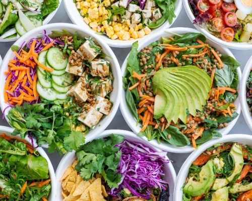 bols de salade avec avocat carotte lentille 