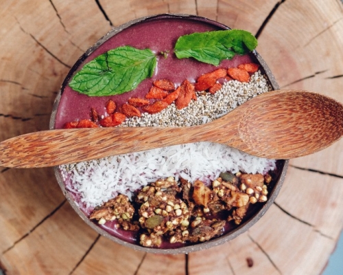 bol de smoothie avec baies de goji, menthe et grains