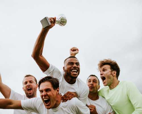 Group of excited men in white jerseys celebrating victory as one holds up a trophy - Groupe d'hommes enthousiastes en maillots blancs célébrant leur victoire, l'un d'eux brandissant un trophée