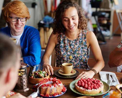 Groupe d'amis partageant du café et des desserts - Group of friends enjoying coffee and dessert