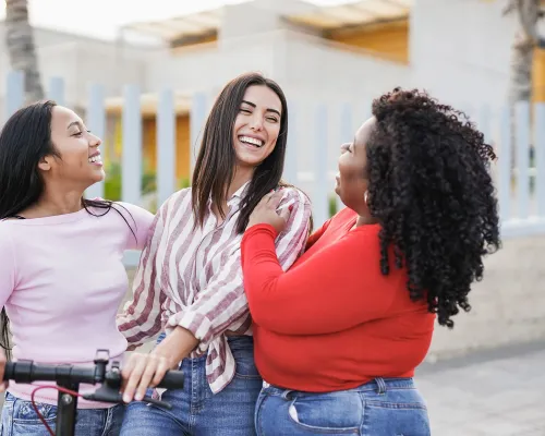Jeunes femmes peau et corps différents - Women with different body types and skin color