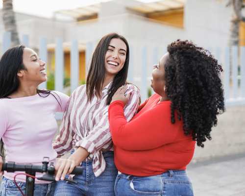 Jeunes femmes peau et corps différents - Women with different body types and skin color