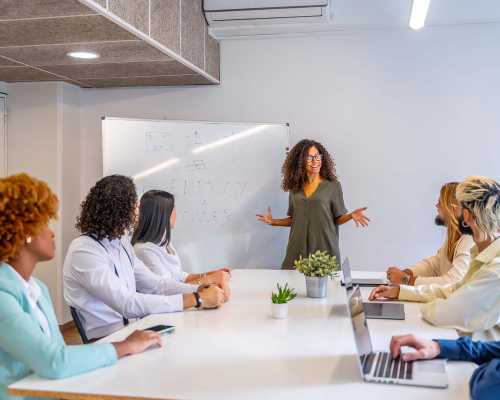 Woman giving a conference - Femme donnant une conférence