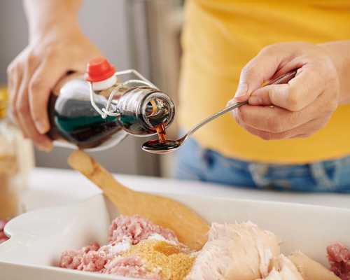 Personne préparant une marinade - Person preparing a marinade