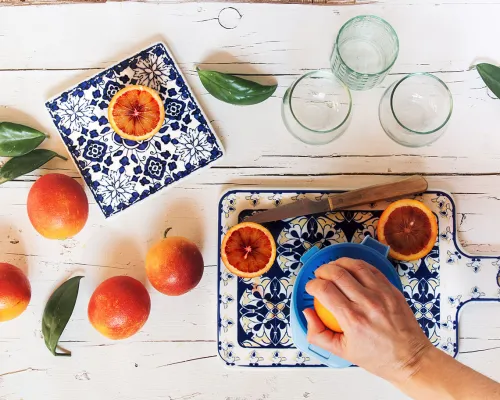 Main pressant une orange sanguin - Hand preparing blood orange