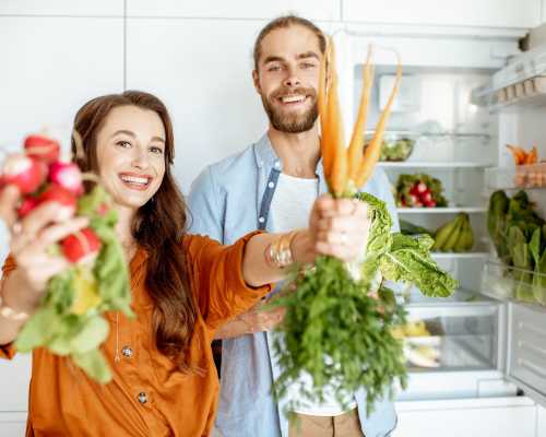  Jeune couple avec légumes - Young couple with vegetables