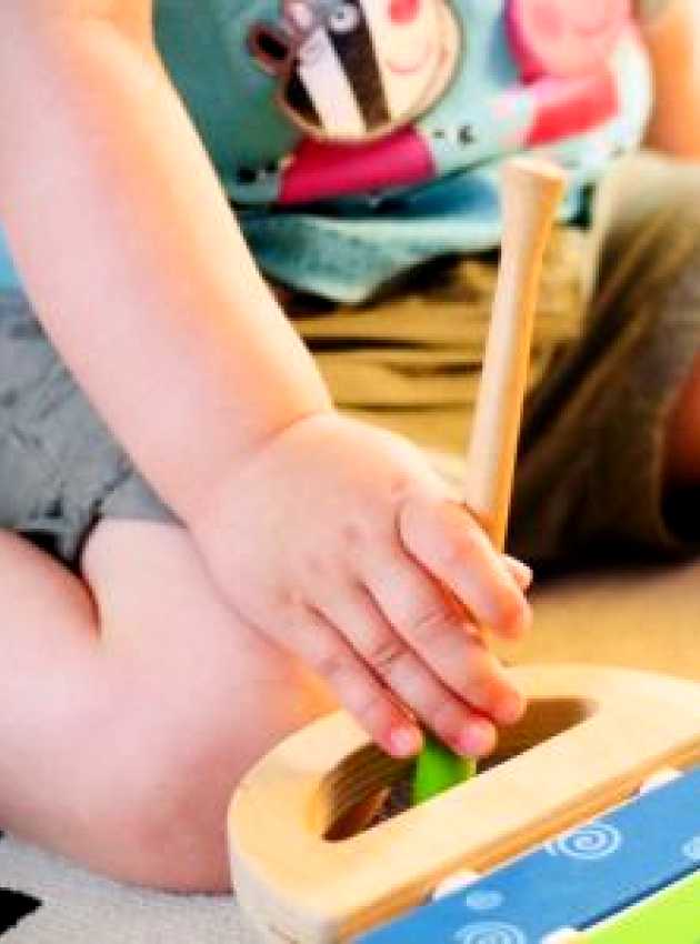 Enfant obèse qui joue du xylophone