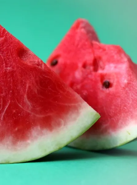 panier de fraises dans les mains d'un producteur du Québec