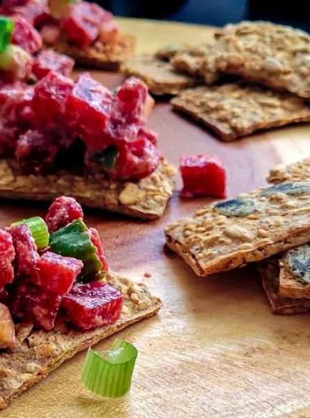 Craquelins avec préparation aux betteraves et ricotta