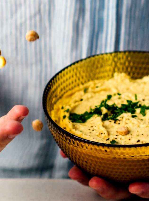 plat de hummus avec pois chiche sec à côté